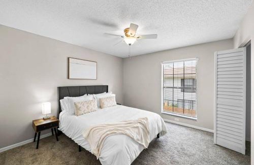 University Apartment | Cozy Townhouse - Gym Pool Golf Fast WiFi 2B2B