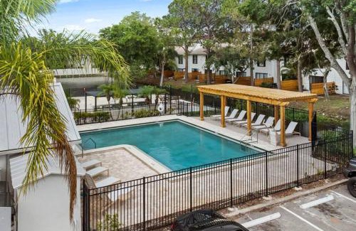 University Apartment | Cozy Townhouse - Gym Pool Golf Fast WiFi 2B2B