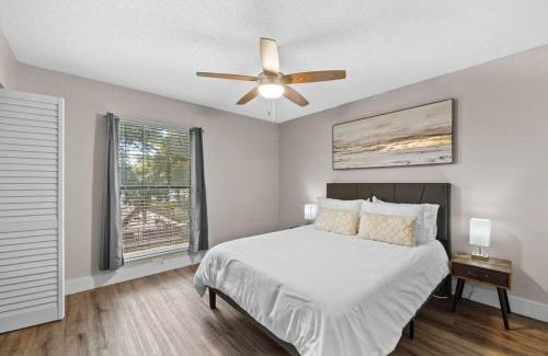 University Apartment | Cozy Townhouse - Gym Pool Golf Fast WiFi 2B2B