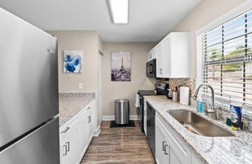 University Apartment | Cozy Townhouse - Gym Pool Golf Fast WiFi 2B2B