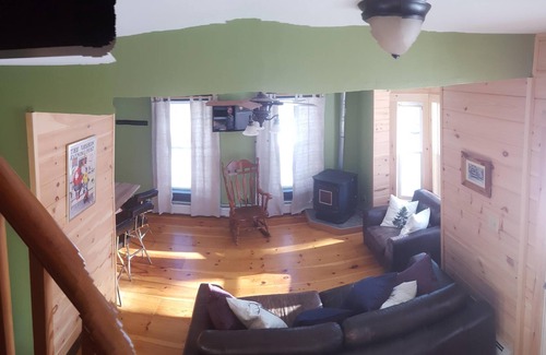 North Troy House | Cozy Townhouse near Jay Peak Ski Resort - Newly Renovated