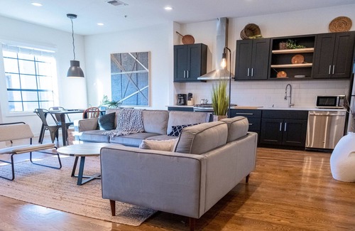 Tobin Hill House | Cozy Townhouse near The Pearl & Riverwalk