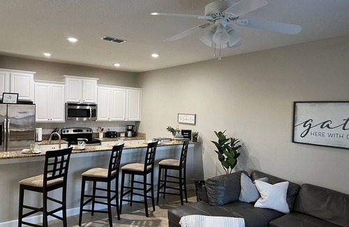 Lindfields House | Cozy townhouse next to Disney Parks