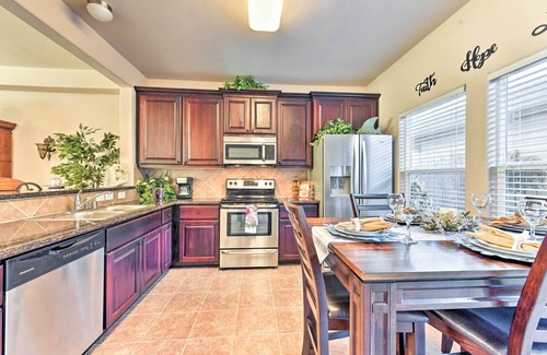 Clear Lake Shores House | Cozy Townhouse w/Patio Near Kemah Boardwalk!