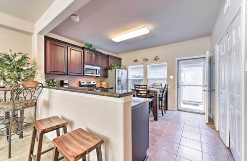 Clear Lake Shores House | Cozy Townhouse w/Patio Near Kemah Boardwalk!