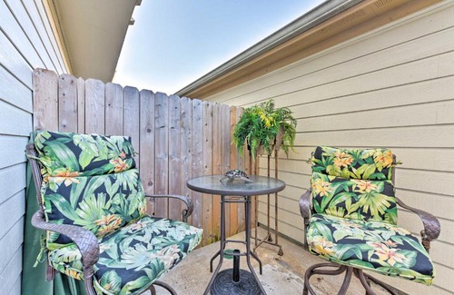 Clear Lake Shores House | Cozy Townhouse with Patio Near Kemah Boardwalk!
