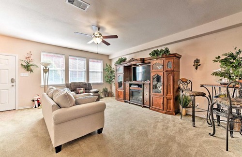Clear Lake Shores House | Cozy Townhouse with Patio Near Kemah Boardwalk!