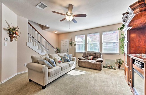 Clear Lake Shores House | Cozy Townhouse with Patio Near Kemah Boardwalk!