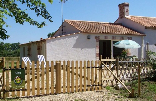 La Garnache Cottage | Cozy Traditional Cottage with Private Garden, Near La Garnache