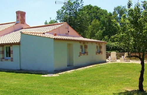 La Garnache Cottage | Cozy Traditional Cottage with Private Garden, Near La Garnache