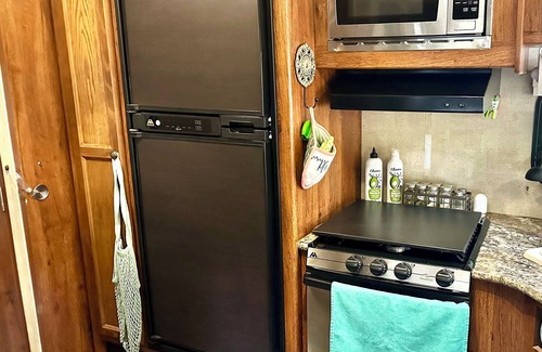 Kellogg House | Cozy Travel Trailer and Up River Get Away. Hike, Fish, Float, Relax!