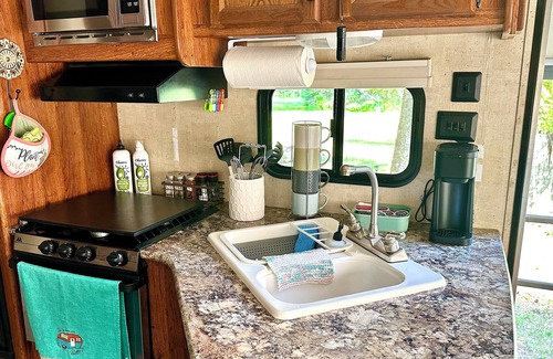 Kellogg House | Cozy Travel Trailer and Up River Get Away. Hike, Fish, Float, Relax!