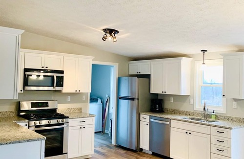 Traverse City House | Cozy Traverse City Hilltop Retreat 3 BD & 2 BTH