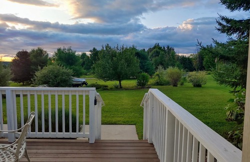 Traverse City House | Cozy Traverse City Hilltop Retreat 3 BD & 2 BTH