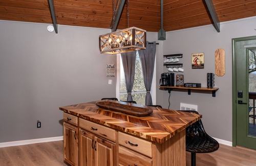 Beech Mountain Cabin | Cozy Treehouse steps from Beech Mtn ski resort, Restaurants, Trails and Fishing!