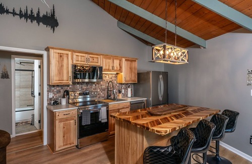 Beech Mountain Cabin | Cozy Treehouse steps from Beech Mtn ski resort, Restaurants, Trails and Fishing!