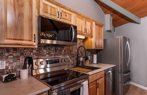 Beech Mountain Cabin | Cozy Treehouse steps from Beech Mtn ski resort, Restaurants, Trails and Fishing!