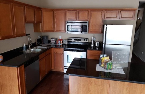 Macomb House | Cozy Tri-level Townhouse - 3 min from Outdoor Mall at Partridge Creek