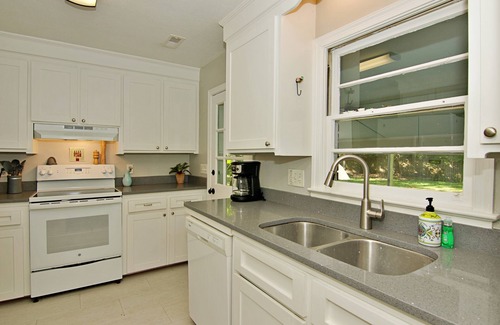 Charleston House | Cozy tropical oasis 10 minutes from beach and downtown Charleston