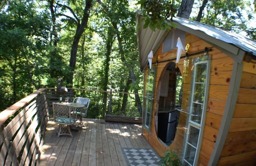Willis House | Cozy Tropical Treehouse on Lake Conroe w/firepit, kayaks