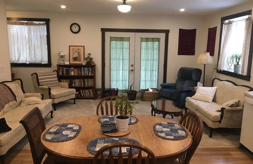 Bristolville House | Cozy two bedroom house close to Middlefield, and not far from Route 80 and 422