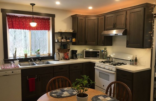 Bristolville House | Cozy two bedroom house close to Middlefield, and not far from Route 80 and 422