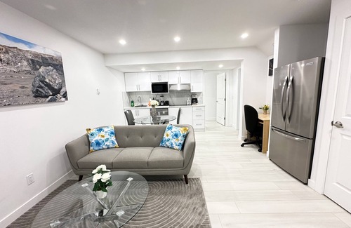 Airdrie House | Cozy Two Bedroom Aircon Suite in Airdrie