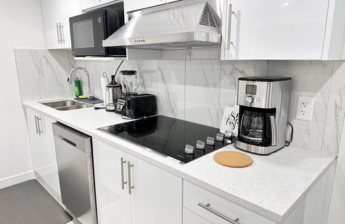 Airdrie House | Cozy Two Bedroom Aircon Suite in Airdrie