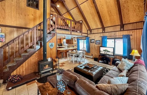 Wagon Wheel Cabin | Cozy Two Bedroom Cabin In Donnelly