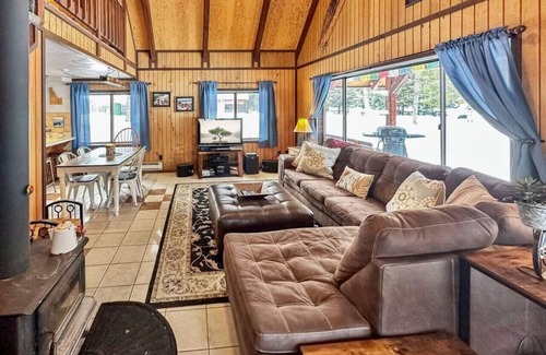 Wagon Wheel Cabin | Cozy Two Bedroom Cabin In Donnelly