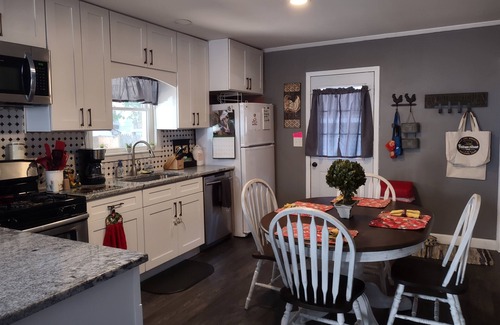 Wilmington Cottage | Cozy two bedroom home by historic Rt. 66, pet friendy too!