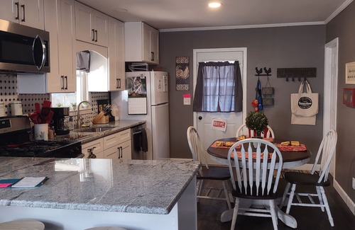 Wilmington Cottage | Cozy two bedroom home by historic Rt. 66, pet friendy too!