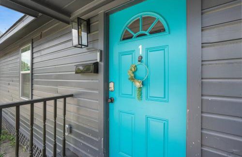 Washington Ave./ Memorial Park House | Cozy Two Bedroom Home Minutes from Downtown!