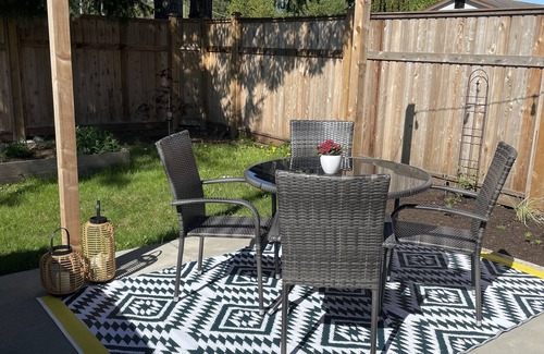 Courtenay House | Cozy Two Bedroom with Hot Tub