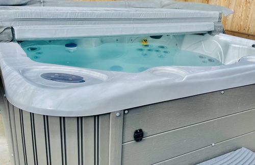 Courtenay House | Cozy Two Bedroom with Hot Tub