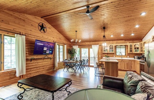 Union Pier House | Cozy Union Pier Cabin - Fish & Kayak right from your own backyard! Sleeps 10
