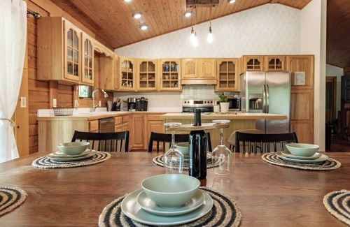 Union Pier House | Cozy Union Pier Cabin - Fish & Kayak right from your own backyard! Sleeps 10