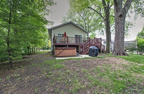 Union Pier Cottage | Cozy Union Pier House w/Hot Tub, Deck & Backyard!