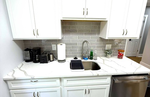 Wilmington Apartment | Cozy unit, King bed & laundry