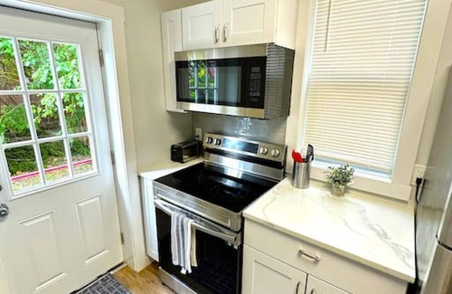 Wilmington Apartment | Cozy Unit King bed Laundry