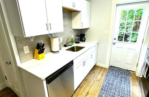 Wilmington Apartment | Cozy Unit King bed Laundry