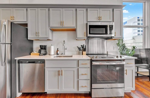 Downtown Louisville Apartment | Cozy Unit w/Free Parking | Near Norton Hospital