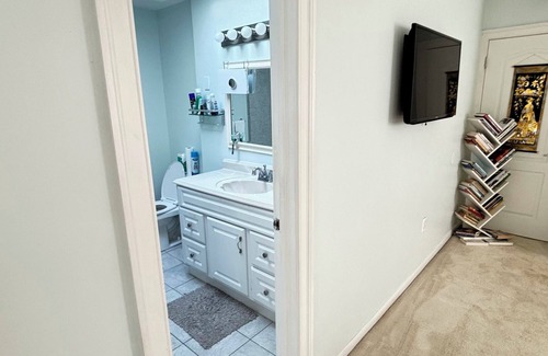 Wheaton-Glenmont House | Cozy unit with private entrance in Silver Spring next to Brookside Garden Park