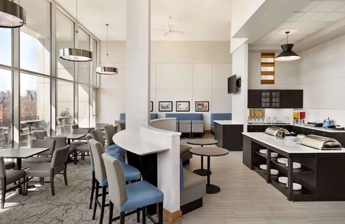 Spruce Hill House | Cozy Up in University City: Full Kitchen, Near Art & Franklin Institute! Parking