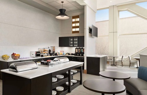 Spruce Hill House | Cozy Up in University City: Full Kitchen, Near Art & Franklin Institute! Parking
