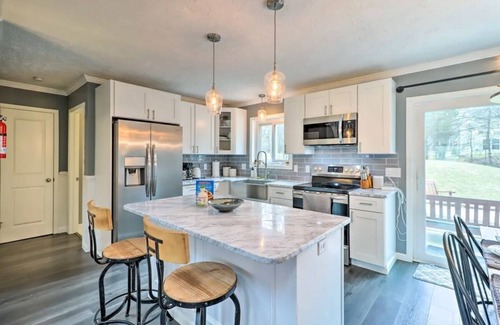 Mount Pocahontas House | Cozy up! Perfect for a girls weekend or family getaway
