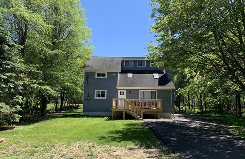 Mount Pocahontas House | Cozy up! Perfect for a girls weekend or family getaway