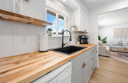 Franklin - Randolph House | Cozy & Updated 2 Bedroom Townhouse Near it All! BSU, Airport, DT & More!