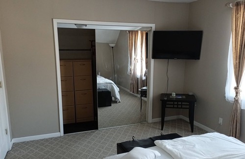 Front Park House | Cozy Updated 3-BR apartment near Peace Bridge