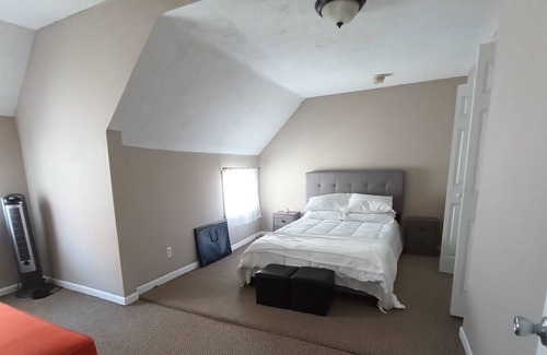 Front Park House | Cozy Updated 3-BR apartment near Peace Bridge